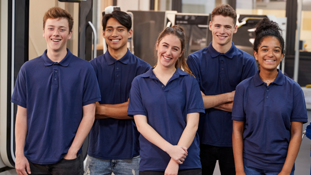 Grupo de jovens aprendizes sorrindo durante um programa de educação corporativa