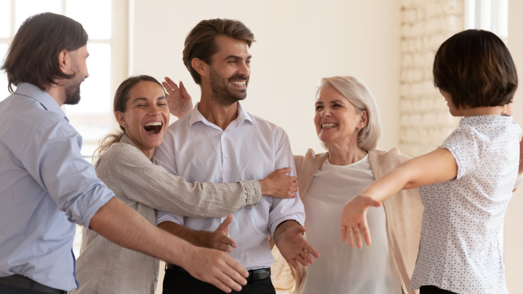 Equipe se abraçando e sorrindo, clima de acolhimento e encantamento entre colegas